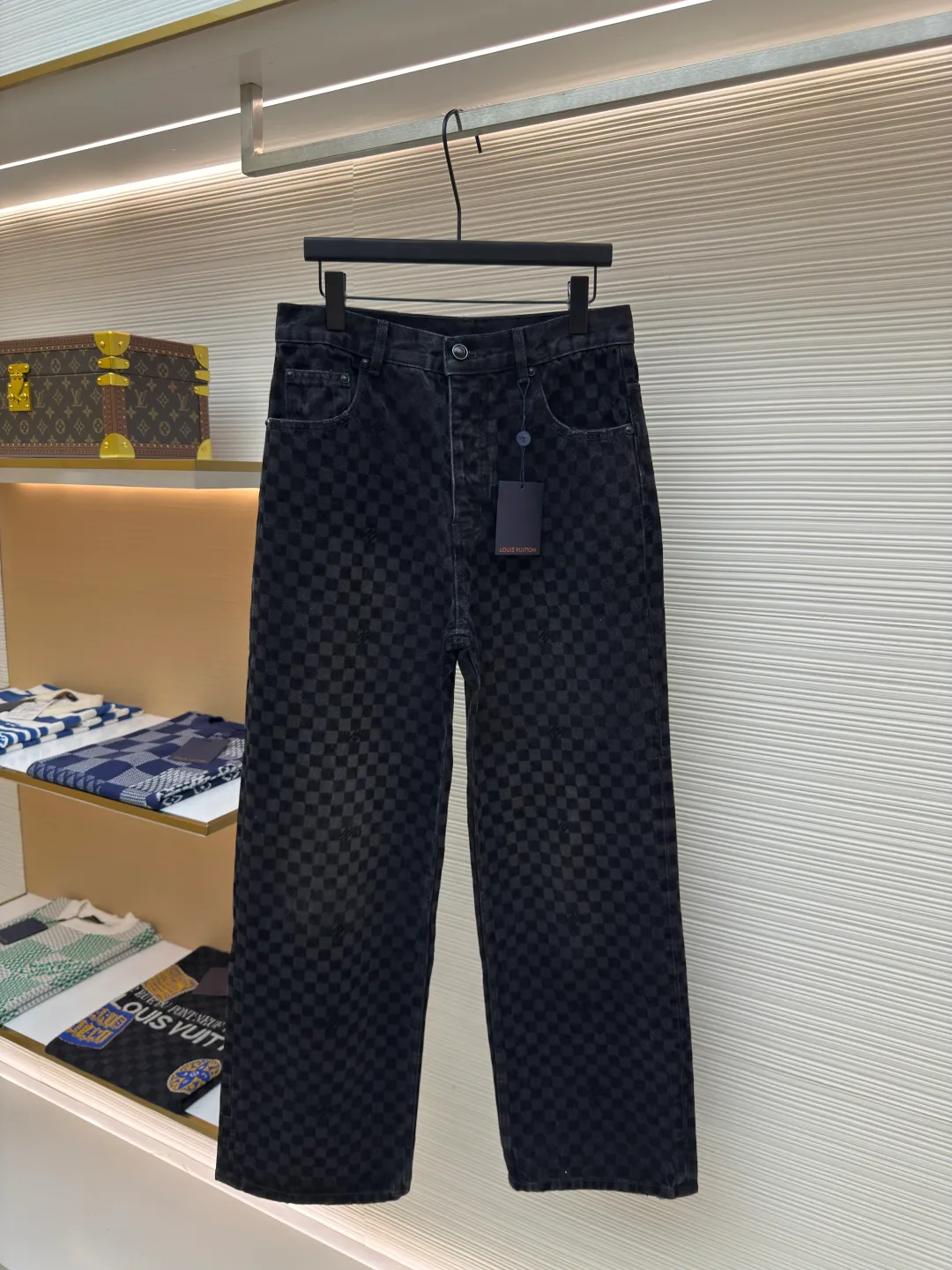 LOUIS VUITTON SS25 plaid gradient flocking jeans ●Authentic product: Purchased and developed at 17700 ●Item number: 1680023-B65 ●Fabric: twill cotton denim fabric ●Technology: Washing process ●Version: Fitted version ●Size: 30-32-34-36 ●Weight: about 930g ●Description: Made of 100% pure cotton washed vintage denim. The fabric has been specially treated to present a natural aged effect. The entire trousers are covered with Der check flocking patterns of different shades, subtly integrating the brand's iconic checkerboard elements into the design. The waistband is decorated with pearlescent buttons and metal rivets for decorative details, highlighting exquisite craftsmanship. The classic five-pocket tailoring design not only retains the practical function of traditional denim pants, but also gives it a modern and fashionable silhouette. The overall wiring is straight and delicate, the fabric is comfortable and soft, and the color is consistent without color difference. It can be matched with the same style to create a fashionable look and control various occasions. Customized accessories, complete with three standards, same style for men and women!